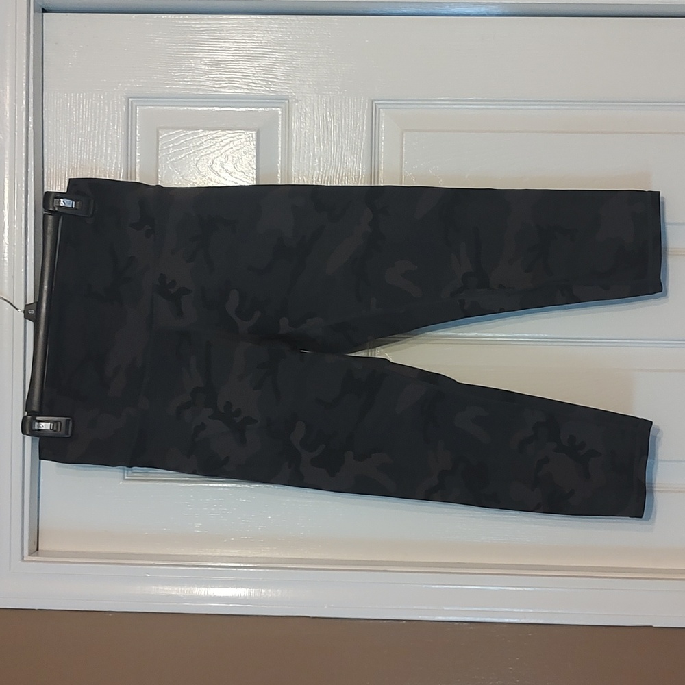 Zyia camo Capri leggings